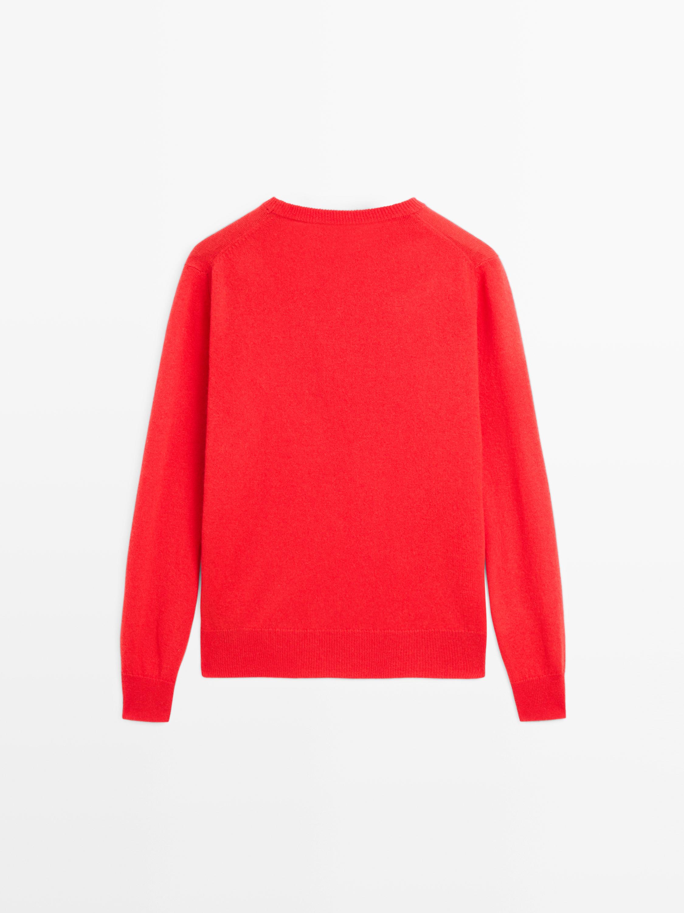 Cashmere knit sweater with a crew neck